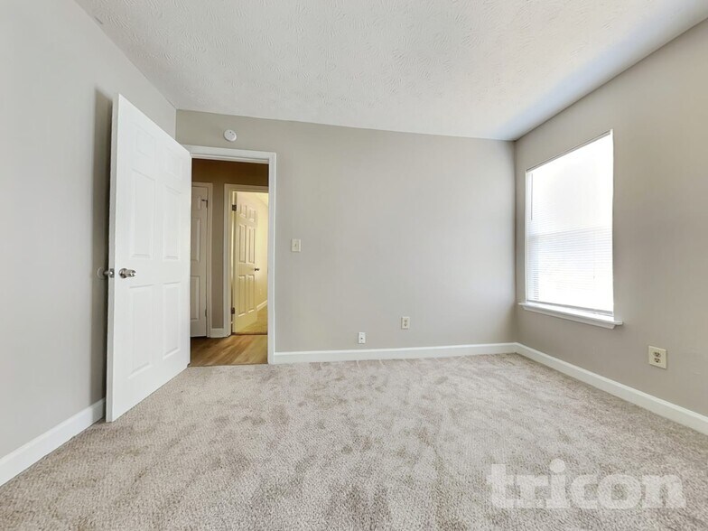 Building Photo - 2543 Mistletoe Ln SW