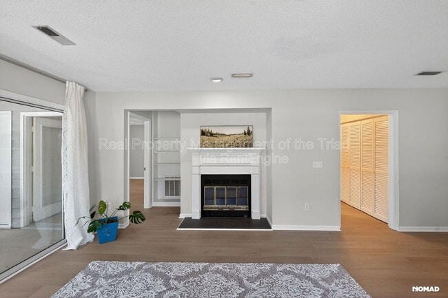 Building Photo - 201 Oakwood Ct