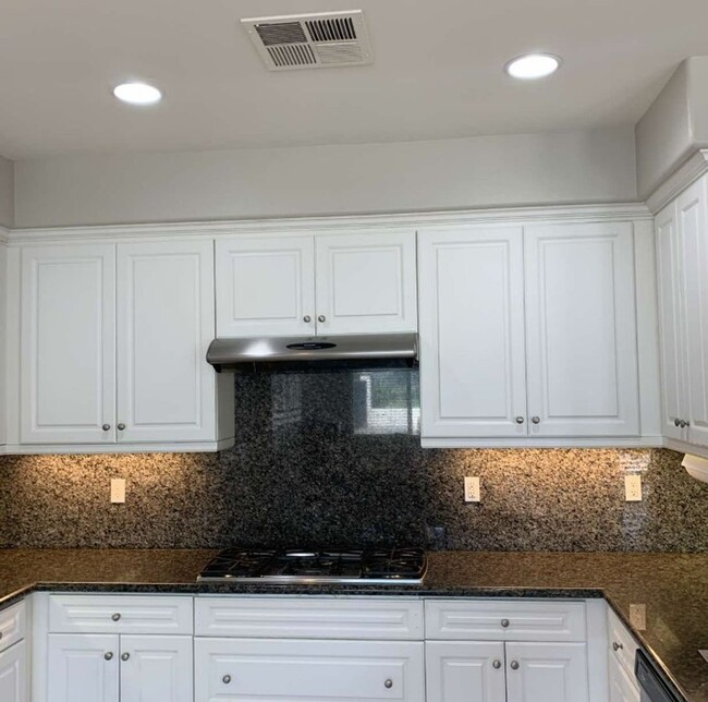Building Photo - Spacious 3 Bed / 2 Bath Home in the Desira...