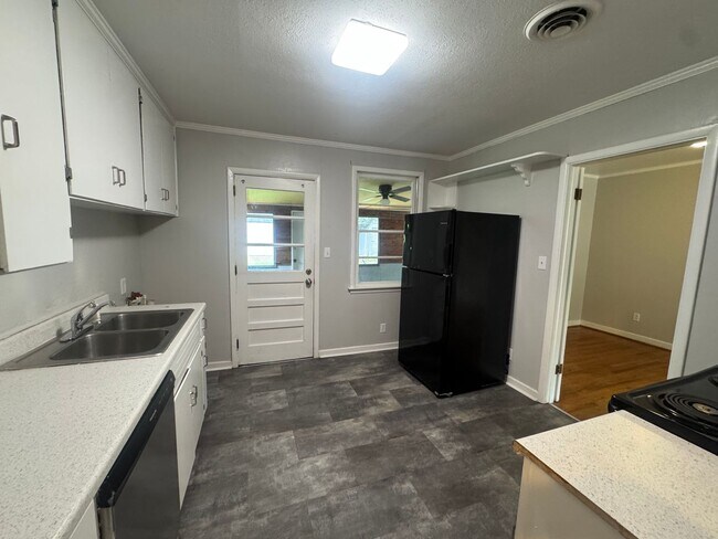 Building Photo - 1143 Lakewood Dr