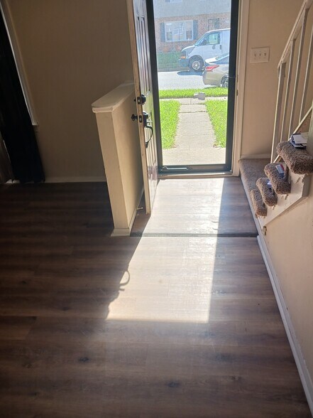 Foyer - 6598 Stoney Point North