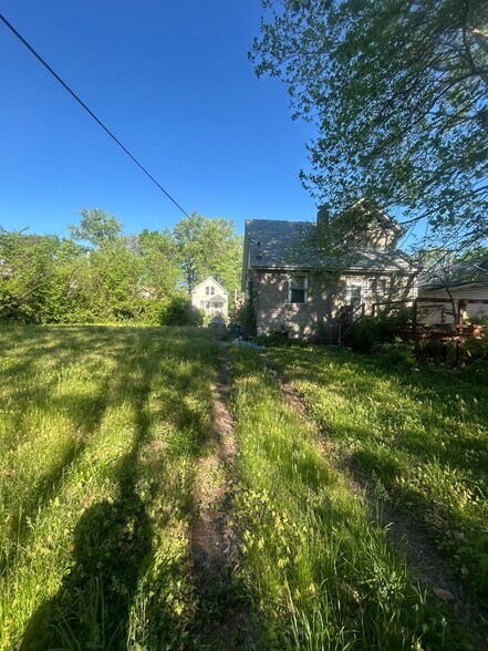 Building Photo - 2118 Rosebud Ave