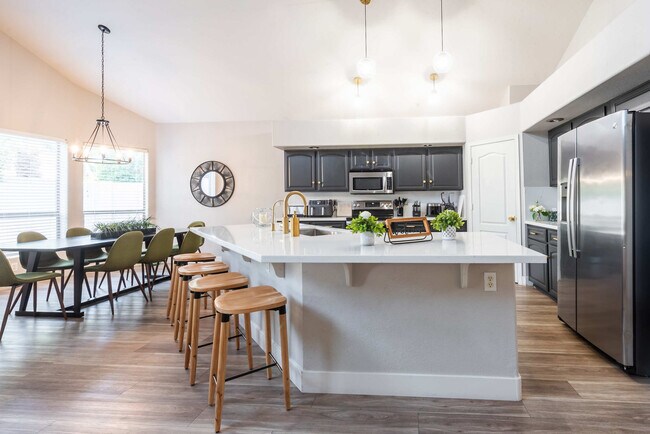 Building Photo - 5924 E Woodridge Dr