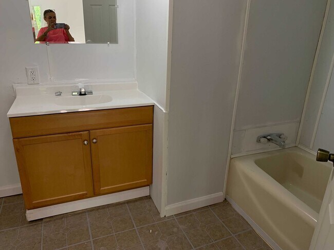 Building Photo - APPROVED SECTION 8 VOUCHERS APPLY NOW! Rent this 3 Bedroom in Trenton!