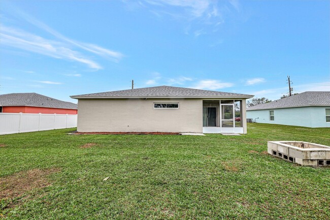 Building Photo - 577 NW Floresta Dr