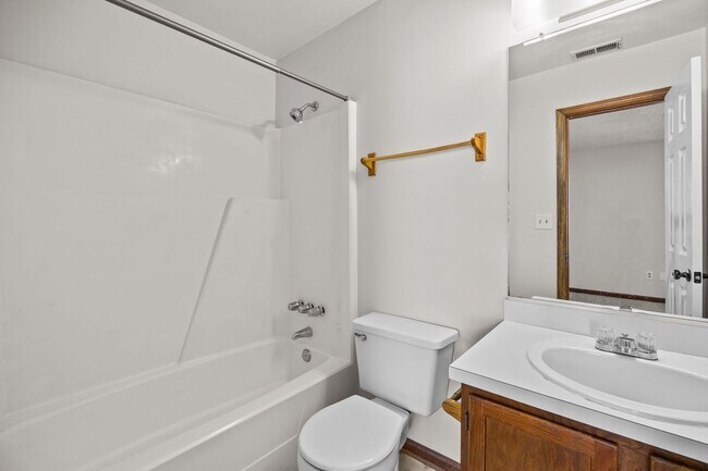 Building Photo - Charming 2 Bed, 2.5 Bath Townhouse for Rent in Virginia Beach!
