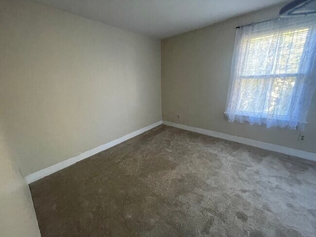 Building Photo - 42 Fisher Hill Rd