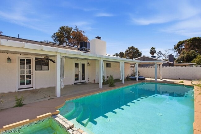 Building Photo - 4561 Paseo El Rio Dr