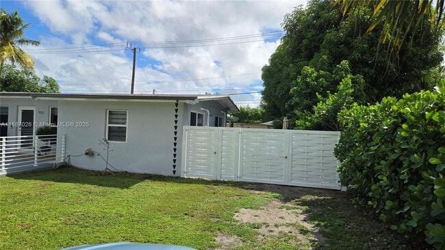 Primary Photo - 960 SW 42nd Ave