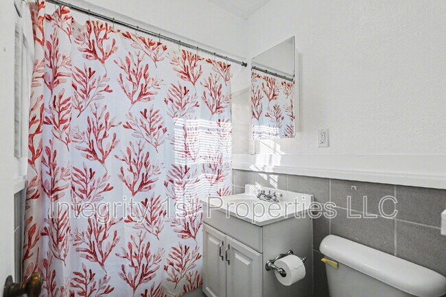 Building Photo - 211 SE 7th St