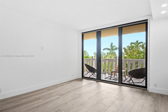 Building Photo - 1121 Crandon Blvd