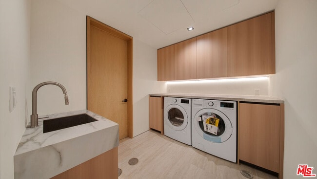 Building Photo - 8765 Hollywood Blvd