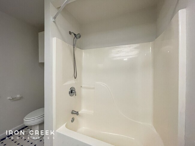 Building Photo - Beautiful 3-Bed/3.5-Bath Home in Gated Fai...