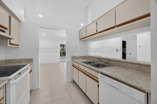 Building Photo - 102 Edgewater Cir