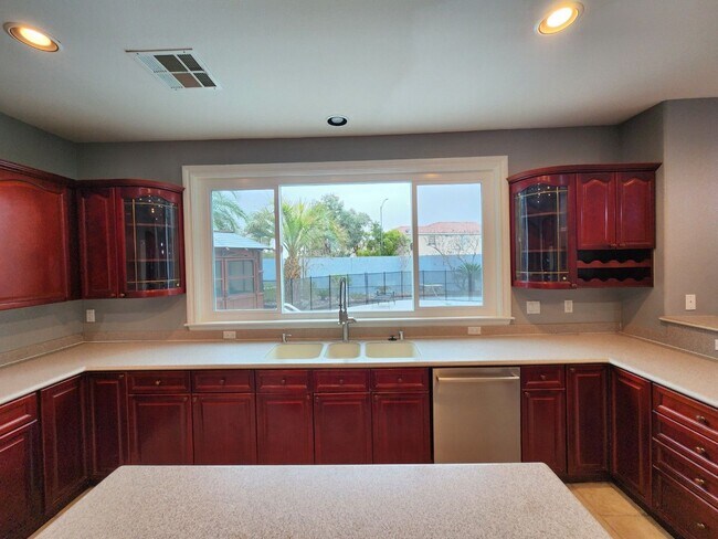 Building Photo - Entertainers Delight with minutes of shopping and restaurants