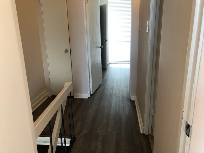 Hallway between bedrooms - 3005 Highland Rd