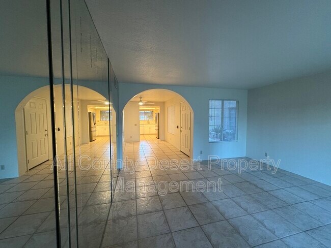 Building Photo - 2701 E Mesquite Ave