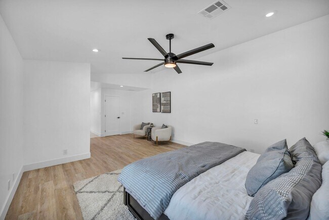 Building Photo - Meticulously renovated single-story contem...