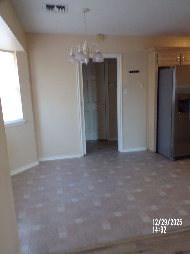 Building Photo - Fantastic eastside home