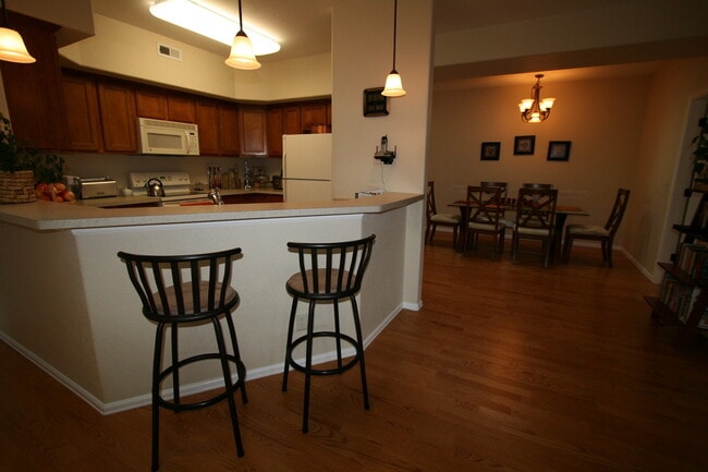 Building Photo - Stunning & Contemporary Open Floor 2 BR Co...