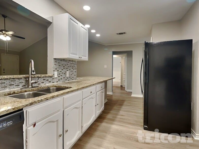 Building Photo - 5022 Crestwood Dr