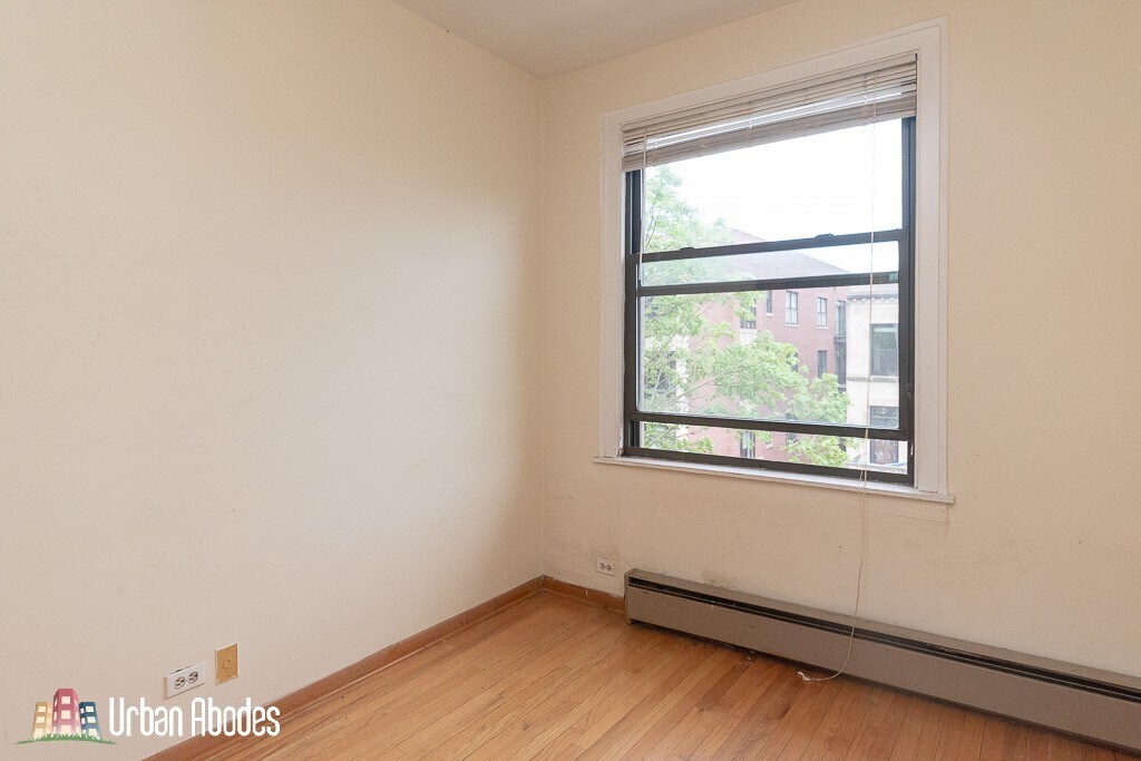 Building Photo - 633 W Barry Ave