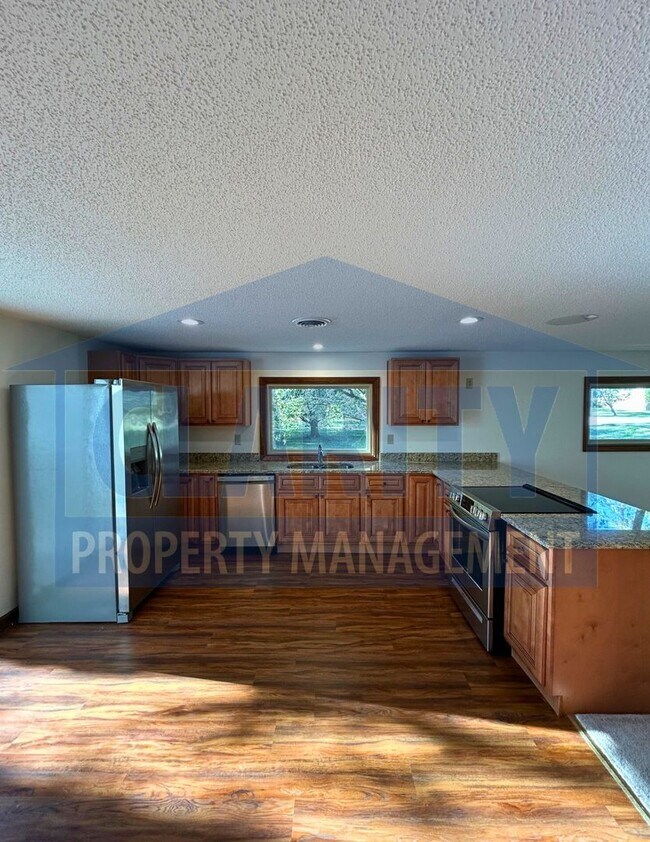 Building Photo - Charming two story home with garage and large yard!