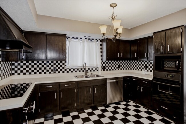 Building Photo - 3223 S Briar Knoll Dr