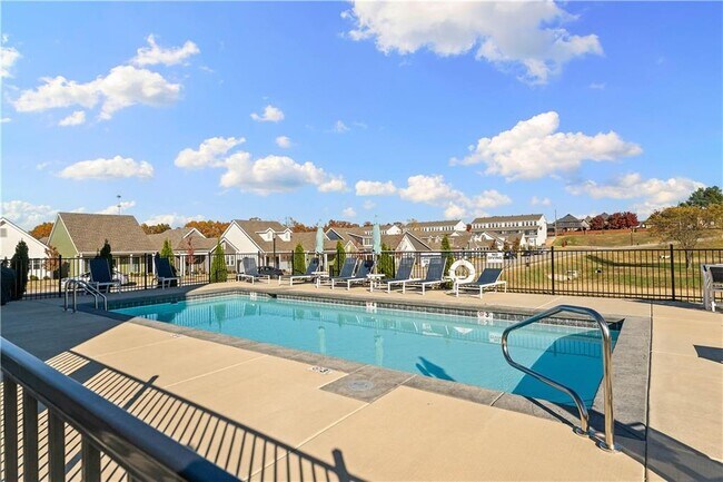 Building Photo - 923 NE Hts Ln