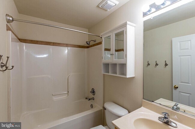 Building Photo - 34 Hidden Lake Dr
