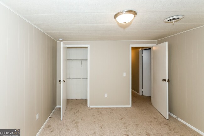 Building Photo - 1101 Adrian Cir SW