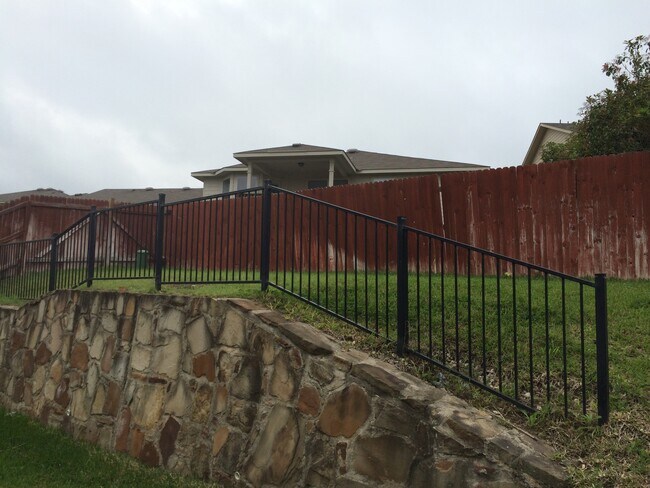 Building Photo - 5123 Fountain Hill