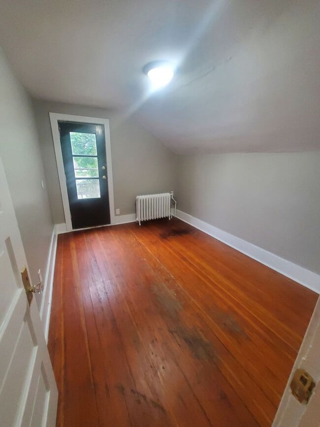 Building Photo - 3 Bedroom Duplex