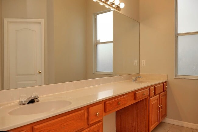 Building Photo - Beautiful 3 bed/2 bath home in Hunter's Cr...