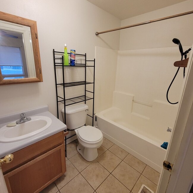 Building Photo - 3 Bedroom 2 Bathroom Duplex