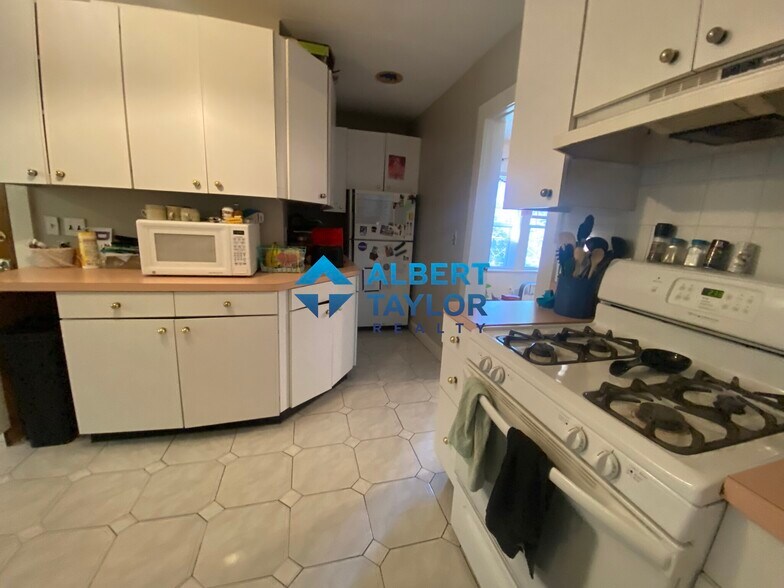 Building Photo - 94 Heath St