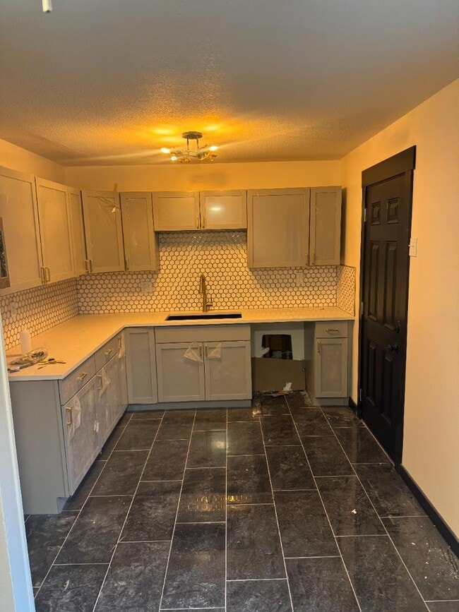 Building Photo - 3140 SW Crest Dr