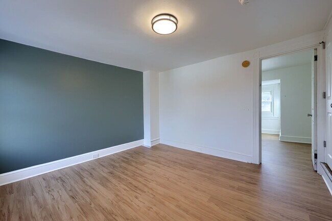 Building Photo - 227 S Ann St