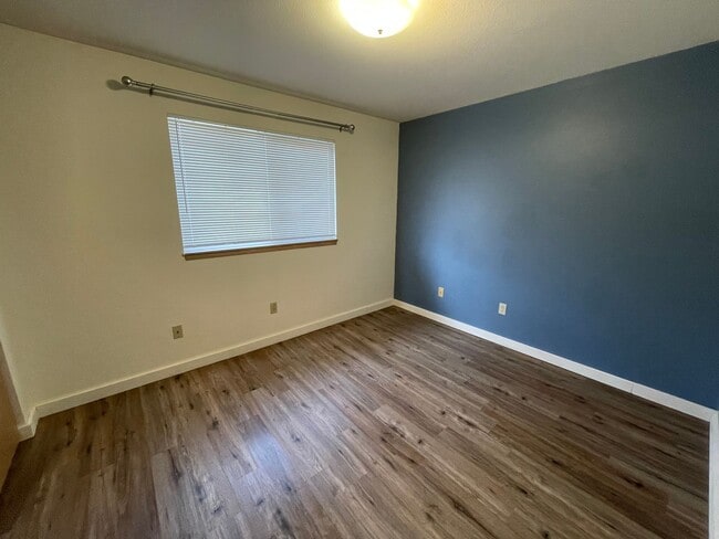 Building Photo - Updated 2 Bedroom, 1.5 Bath Apartment!