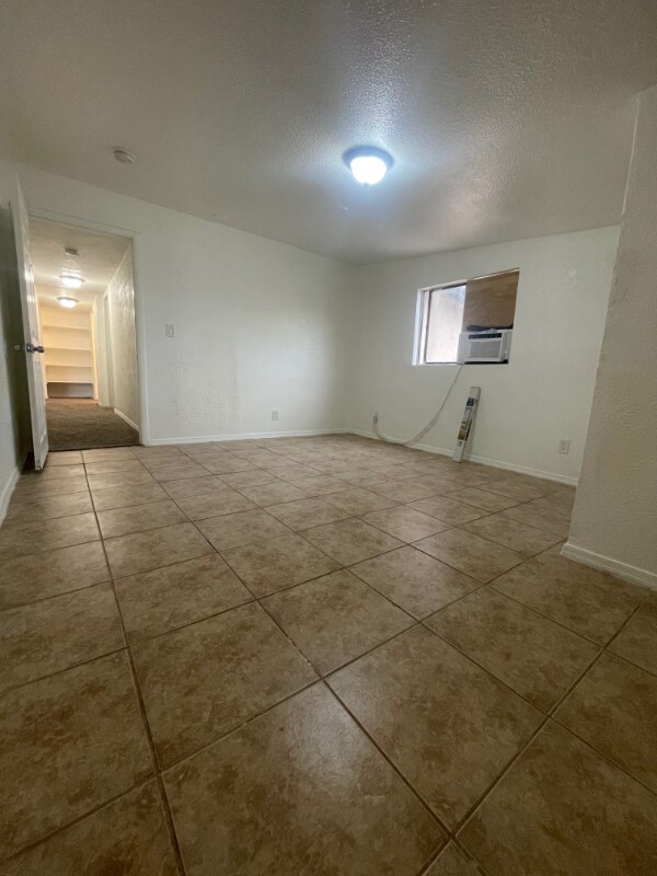 Building Photo - 555 W Suni Dr