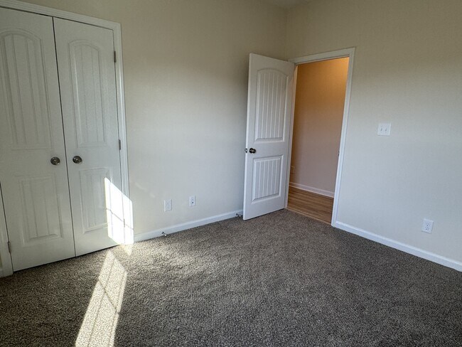 Building Photo - 360 Piedmont Ct