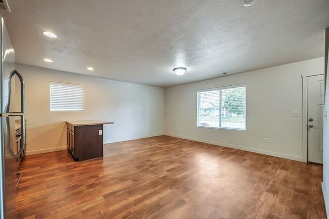Building Photo - Awesome 2 Story Townhome in Vineyard with ...