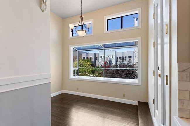 Building Photo - 2 Bed, 2 Bath Victorian Style Condo with M...