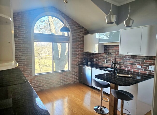 Building Photo - 755 Golf Ln