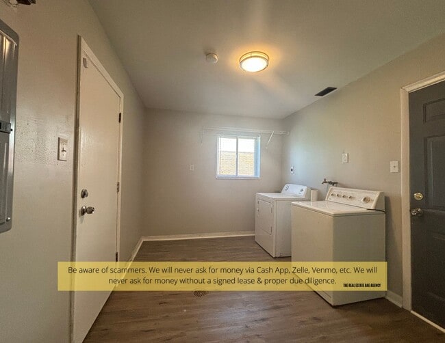 Building Photo - 1118 Soria St