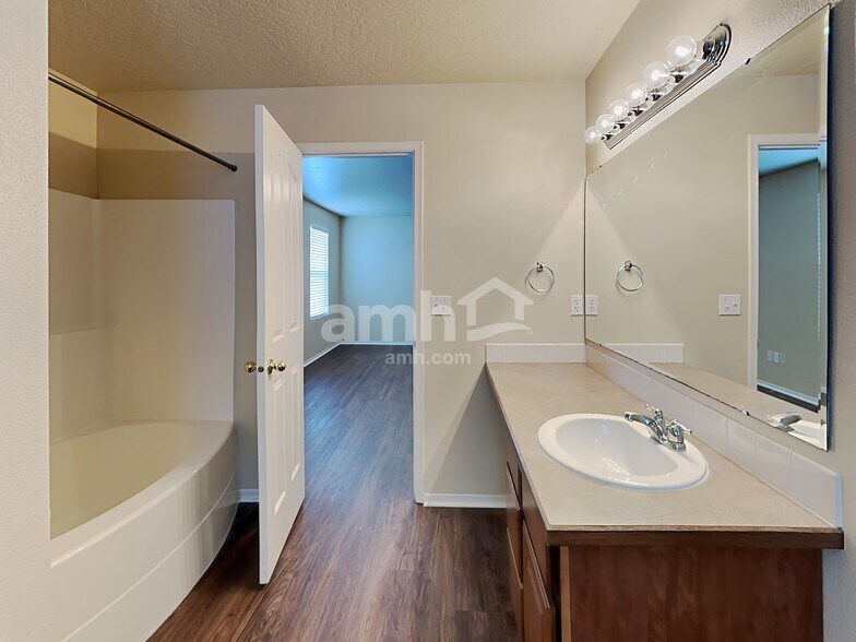 Building Photo - 363 E Ivy Glade St