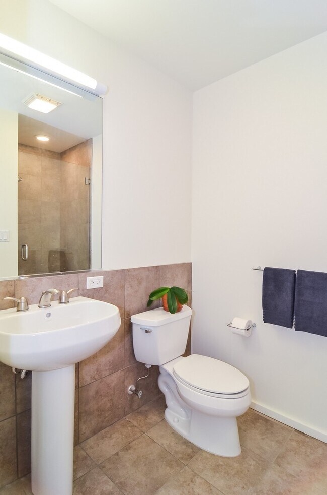 Building Photo - 550 N Saint Clair St