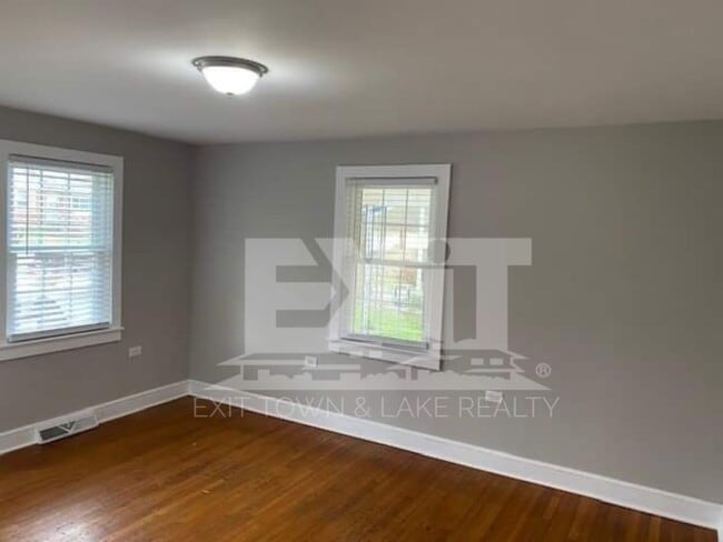 Building Photo - Close to Shopping, Hospital, Schools, Restaurants