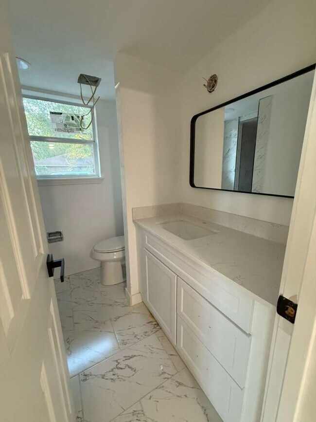 Building Photo - BEAUTIFUL HOME IN HOUSTON. MOVE IN READY!.