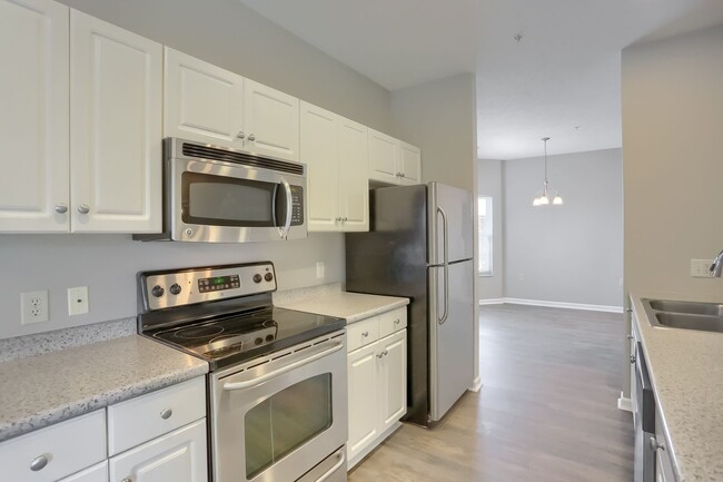 Building Photo - Completely Updated FIRST FLOOR Condo For L...